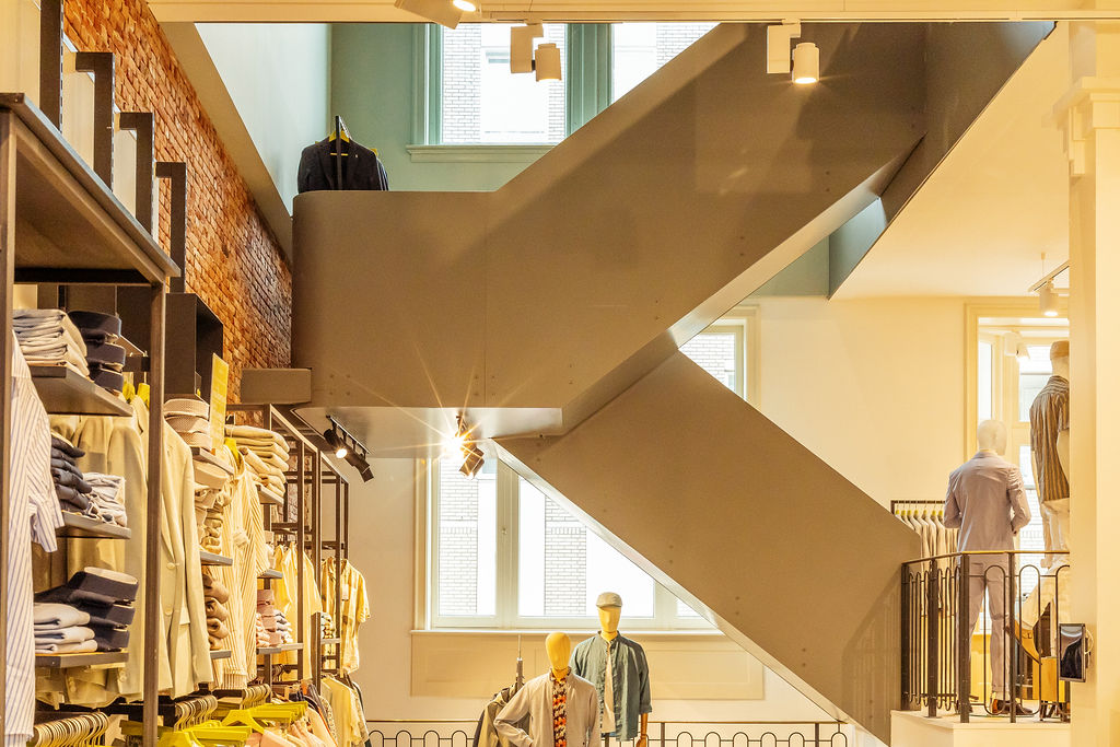 Designtrap als middelpunt van een stijlvolle winkelinterieur